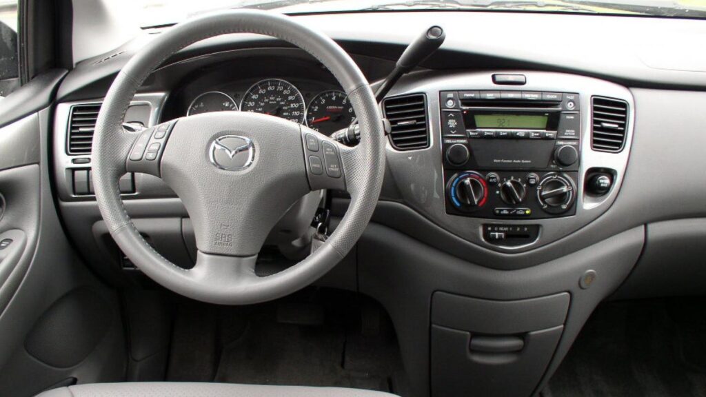 Mazda MPV салон